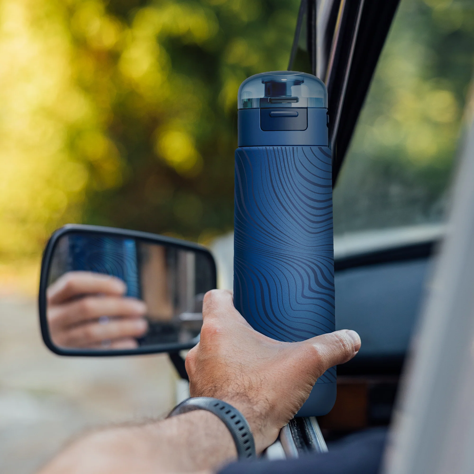 18oz Stainless Steel Sports Bottle - Blue Wavy - Image 3